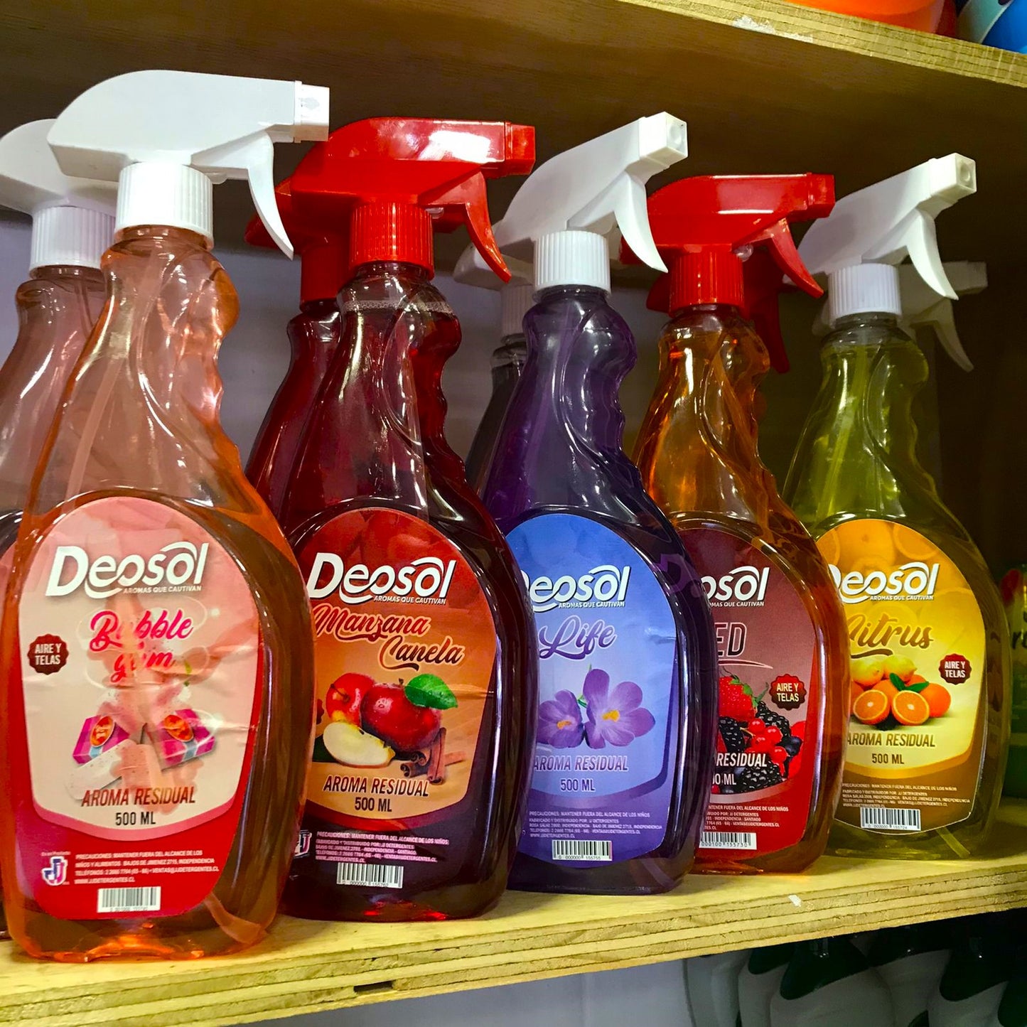 AROMAS SURTIDOS:
\n
\n-Deo Red (Frutos rojos)
\n
\n-Deo Black (aroma similar a pino Black ice)
\n
\n-Deo Life (Floral)
\n
\n-Deo Cappuccino (Aroma idéntico al Capuchino)
\n
\n- Deo Bubble Gum (Chicle)
\n
\n- Deo Citrus (Cítrico naranja)