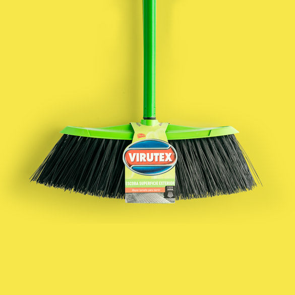 Escobillón Virutex Exteriores, Escoba con fibras largas y resistentes sin plumar, que permiten un uso perfecto para barrer patios y terrazas o superficies mas ásperas. Tiene un tamaño óptimo para grandes superficies.
