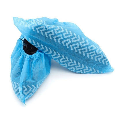 Pack de 100 Cubre Calzado Antideslizante Azules desechables, con textura antideslizante y banda elástica.