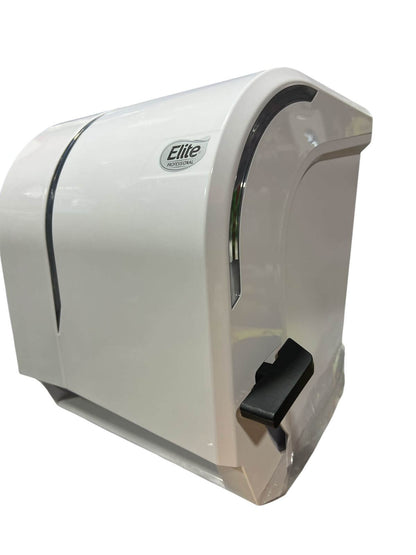 Dispensador de Toalla Palanca Nova Elite Manual Blanco Profesional, montado en pared, mostrando su mecanismo de palanca para papel toalla.