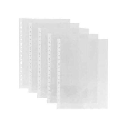 Pila de fundas plásticas transparentes tamaño carta, 100 unidades, con documentos visibles en su interior. Funda Plástica Carta.