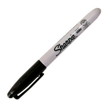 Marcador Permanente Sharpie Punta Fina Negro individual sobre fondo blanco, mostrando la punta precisa y el logo de la marca.