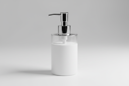 imagina un dispensador manual con jabon liquido para manos, liquido blanco espeso